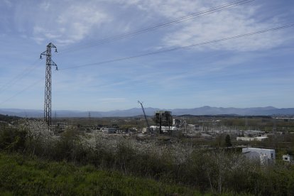 Voladura de la chimenea de la central térmica de Compostilla II que quedó en pie el pasado mes de febrero en Cubillos del Sil (León).