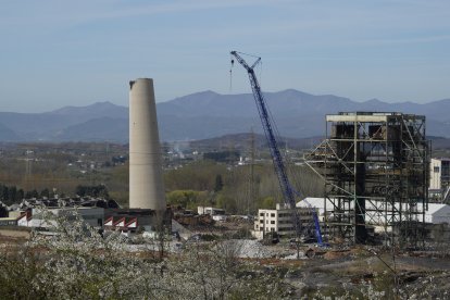 Voladura de la chimenea de la central térmica de Compostilla II que quedó en pie el pasado mes de febrero en Cubillos del Sil (León).