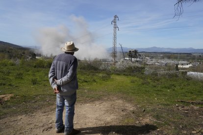 Voladura de la chimenea de la central térmica de Compostilla II que quedó en pie el pasado mes de febrero en Cubillos del Sil (León).