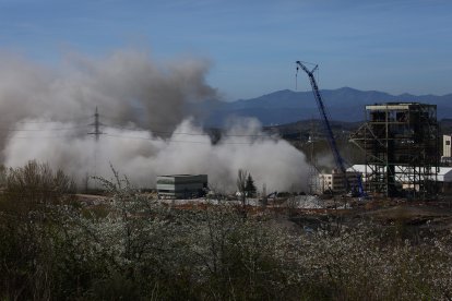 Voladura de la chimenea de la central térmica de Compostilla II que quedó en pie el pasado mes de febrero en Cubillos del Sil (León).