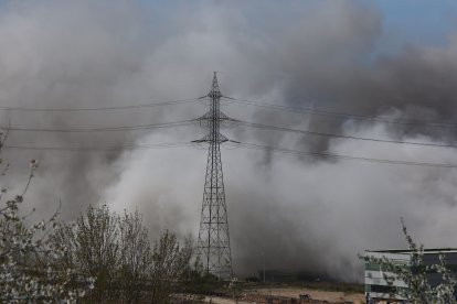 Voladura de la chimenea de la central térmica de Compostilla II que quedó en pie el pasado mes de febrero en Cubillos del Sil (León).