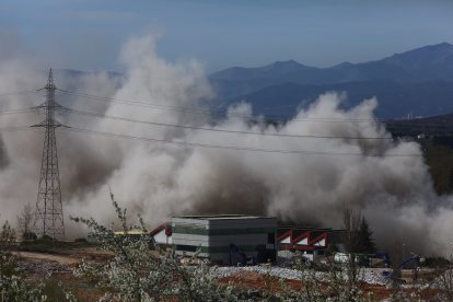 Voladura de la chimenea de la central térmica de Compostilla II que quedó en pie el pasado mes de febrero en Cubillos del Sil (León).