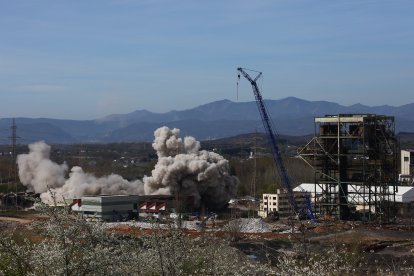 Voladura de la chimenea de la central térmica de Compostilla II que quedó en pie el pasado mes de febrero en Cubillos del Sil (León).