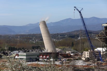 Voladura de la chimenea de la central térmica de Compostilla II que quedó en pie el pasado mes de febrero en Cubillos del Sil (León).