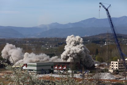 Voladura de la chimenea de la central térmica de Compostilla II que quedó en pie el pasado mes de febrero en Cubillos del Sil (León).