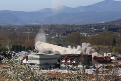 Voladura de la chimenea de la central térmica de Compostilla II que quedó en pie el pasado mes de febrero en Cubillos del Sil (León).