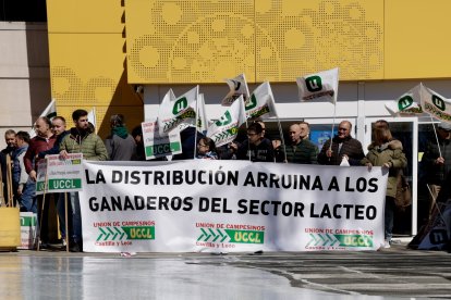 Concentración del sector vacuno de leche en el aparcamiento de un hipermercado bajo el lema ‘Contra los abusos de la industria láctea’.