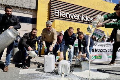 Concentración del sector vacuno de leche en el aparcamiento de un hipermercado bajo el lema ‘Contra los abusos de la industria láctea’.