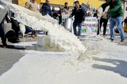 Concentración del sector vacuno de leche en el aparcamiento de un hipermercado bajo el lema ‘Contra los abusos de la industria láctea’.