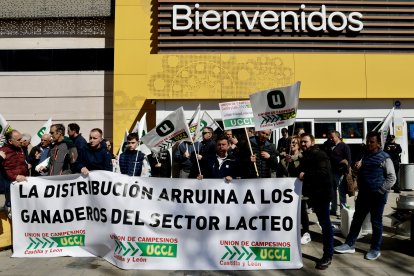 Concentración del sector vacuno de leche en el aparcamiento de un hipermercado bajo el lema ‘Contra los abusos de la industria láctea’.