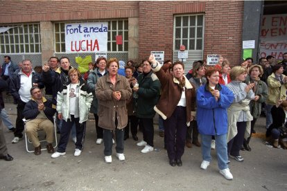 Diversos momentos de la lucha que las trabajadoras, y trabajadores, de Fontaneda llevaron a cabo en 2002