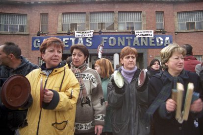 Diversos momentos de la lucha que las trabajadoras, y trabajadores, de Fontaneda llevaron a cabo en 2002