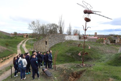 El profesor jubilado, Fernando  Estébanez, había dedicado buena parte de su carrera a acercar a sus alumnos al medio rural, a enseñarles no solo desde los libros, en la imagen explicando un reloj de sol analemático