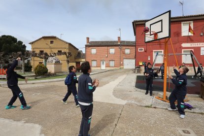 El profesor jubilado, Fernando  Estébanez, había dedicado buena parte de su carrera a acercar a sus alumnos al medio rural, a enseñarles no solo desde los libros, en la imagen explicando un reloj de sol analemático