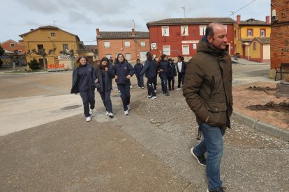 El profesor jubilado, Fernando  Estébanez, había dedicado buena parte de su carrera a acercar a sus alumnos al medio rural, a enseñarles no solo desde los libros, en la imagen explicando un reloj de sol analemático