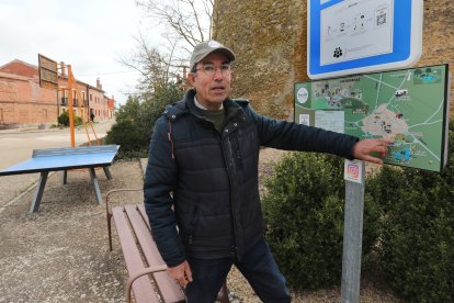 El profesor jubilado, Fernando  Estébanez, había dedicado buena parte de su carrera a acercar a sus alumnos al medio rural, a enseñarles no solo desde los libros, en la imagen explicando un reloj de sol analemático