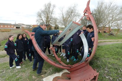 El profesor jubilado, Fernando  Estébanez, había dedicado buena parte de su carrera a acercar a sus alumnos al medio rural, a enseñarles no solo desde los libros, en la imagen explicando un reloj de sol analemático