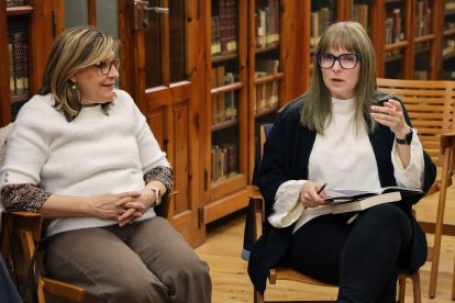 El Club de lectura Adictos al Crimen de León, durante un nuevo encuentro en la biblioteca de la Fundación Sierra Pambley