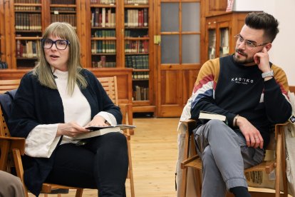 El Club de lectura Adictos al Crimen de León, durante un nuevo encuentro en la biblioteca de la Fundación Sierra Pambley
