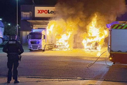 Arden 6 camiones en un incendio en una empresa de transportes de Benavente