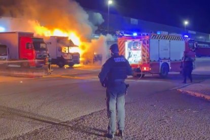 Arden 6 camiones en un incendio en una empresa de transportes de Benavente