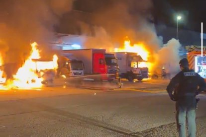Arden 6 camiones en un incendio en una empresa de transportes de Benavente
