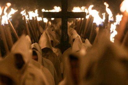 Imagen del Lunes Santo de Zamora, Cristo de la Buena Muerte alumbrado por antorchas.