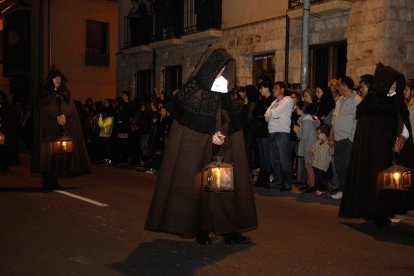 La luz tenue de los faroles y las capas pardas crean la atmósfera única que define el momento más sobrecogedor de la Semana Santa de Zamora