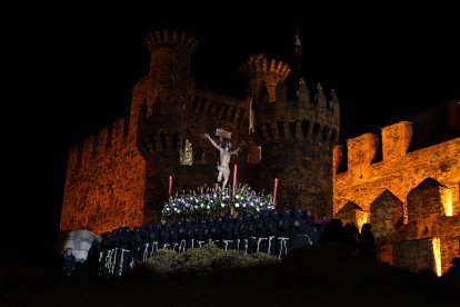 Un momento del Viacrucis penitencial en el Castillo de los Templarios de Ponferrada con las imágenes del Cristo de la Esperanza y el Cristo de la Fortaleza