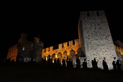 Un momento del Viacrucis penitencial en el Castillo de los Templarios de Ponferrada con las imágenes del Cristo de la Esperanza y el Cristo de la Fortaleza