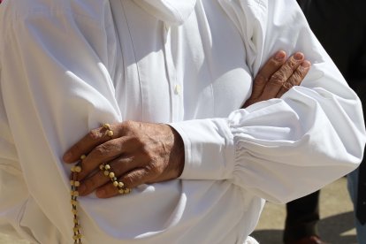 Los penitentes de la Procesión de La Carrera en Villarrín de Campos (Zamora), recorren las calles con los brazos cruzados