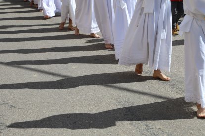 Los penitentes de la Procesión de La Carrera en Villarrín de Campos (Zamora), recorren las calles con los brazos cruzados