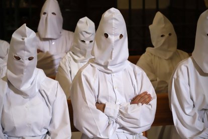 Unos penitentes en la Procesión de La Carrera en Villarrín de Campos (Zamora)