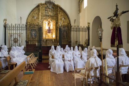 Los penitentes se reúnen en el altar de la iglesia junto a la imagen del Cristo, para rezar, en unos momentos de silencio y emoción