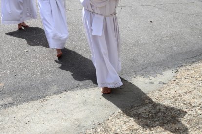 Los penitentes se reúnen en el altar de la iglesia junto a la imagen del Cristo, para rezar, en unos momentos de silencio y emoción