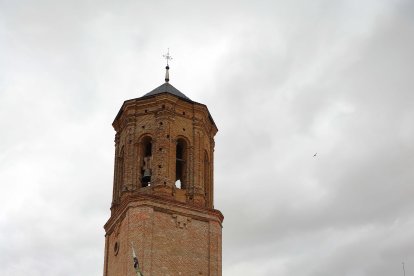 Unos penitentes de la Procesión de La Carrera en Villarrín de Campos (Zamora), llegan a la iglesia de Nuestra Señora de la Asunción