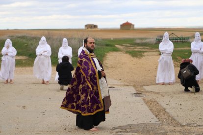 Al finalizar la Procesión de La Carrera en Villarrín de Campos (Zamora) el pendón hace tres reverencias al Cristo en la Plaza
