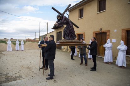 Unos penitentes en la Procesión de La Carrera en Villarrín de Campos (Zamora), al fondo unos palomares.
