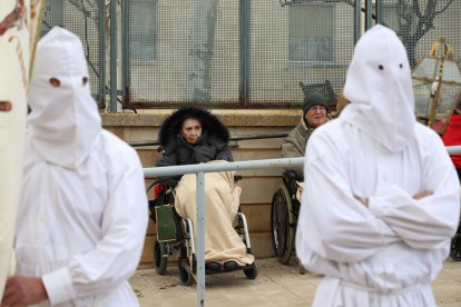 La Procesión de La Carrera en Villarrín de Campos (Zamora), para en la residencia de ancianos