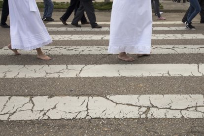Uno de los penitentes sujeta el pendón en la Procesión de La Carrera en Villarrín de Campos (Zamora)