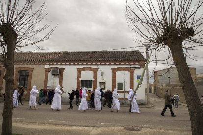 Unos penitentes en la Procesión de La Carrera en Villarrín de Campos (Zamora), al fondo unos palomares.