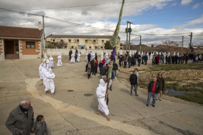 Unos penitentes intentan controlar el pendón en la Procesión de La Carrera en Villarrín de Campos (Zamora)