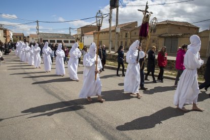 Unos penitentes intentan controlar el pendón en la Procesión de La Carrera en Villarrín de Campos (Zamora)