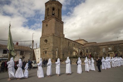 Unos penitentes en la Procesión de La Carrera en Villarrín de Campos (Zamora)