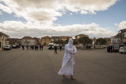 Salida de la Procesión de La Carrera en Villarrín de Campos (Zamora) de la  iglesia de Nuestra Señora de la Asunción