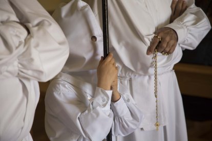 Un penitente llega a la iglesia de Nuestra Señora de la Asunción