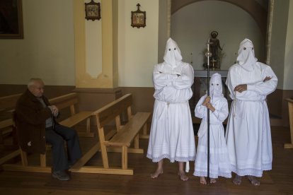 Los mayordomos de la cofradía de la Santa Vera Cruz esperan a la llegada de los penitentes en la iglesia de Nuestra Señora de la Asunción