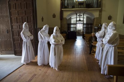 Los mayordomos de la cofradía de la Santa Vera Cruz esperan a la llegada de los penitentes en la iglesia de Nuestra Señora de la Asunción