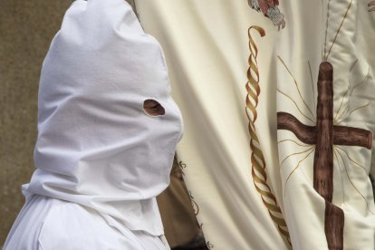 Unos penitentes de la Procesión de La Carrera en Villarrín de Campos (Zamora), llegan a la iglesia de Nuestra Señora de la Asunción