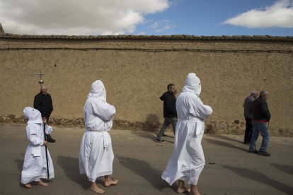 Un penitente en la Procesión de La Carrera en Villarrín de Campos (Zamora)